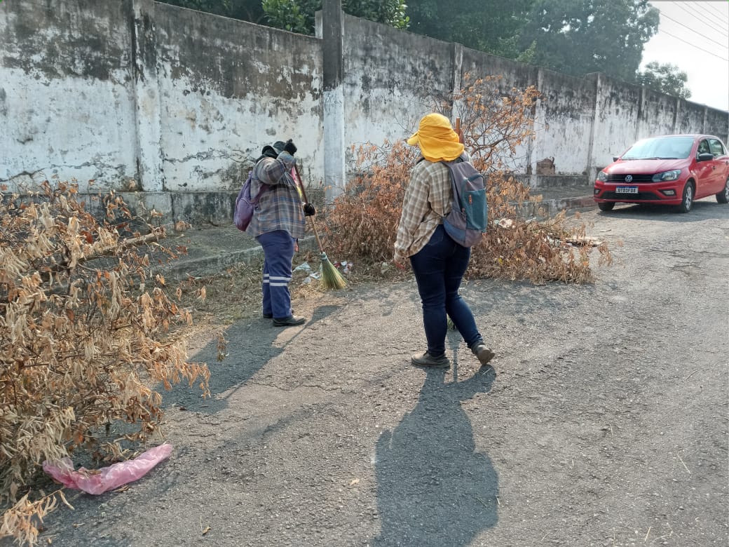 Cemitério dos Inocentes ganha limpeza ao redor de seu muro.